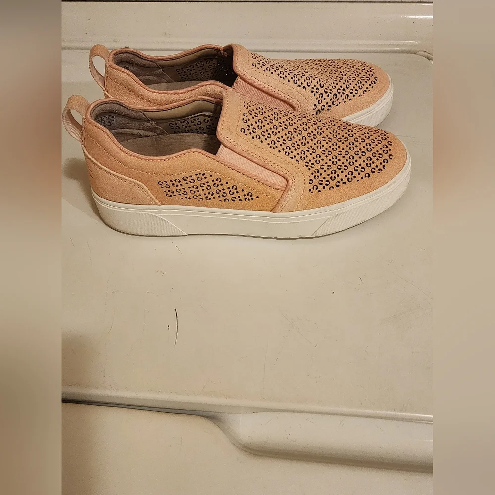 Vionic Perforated Peach Slip-On Sneakers with Cutout Design